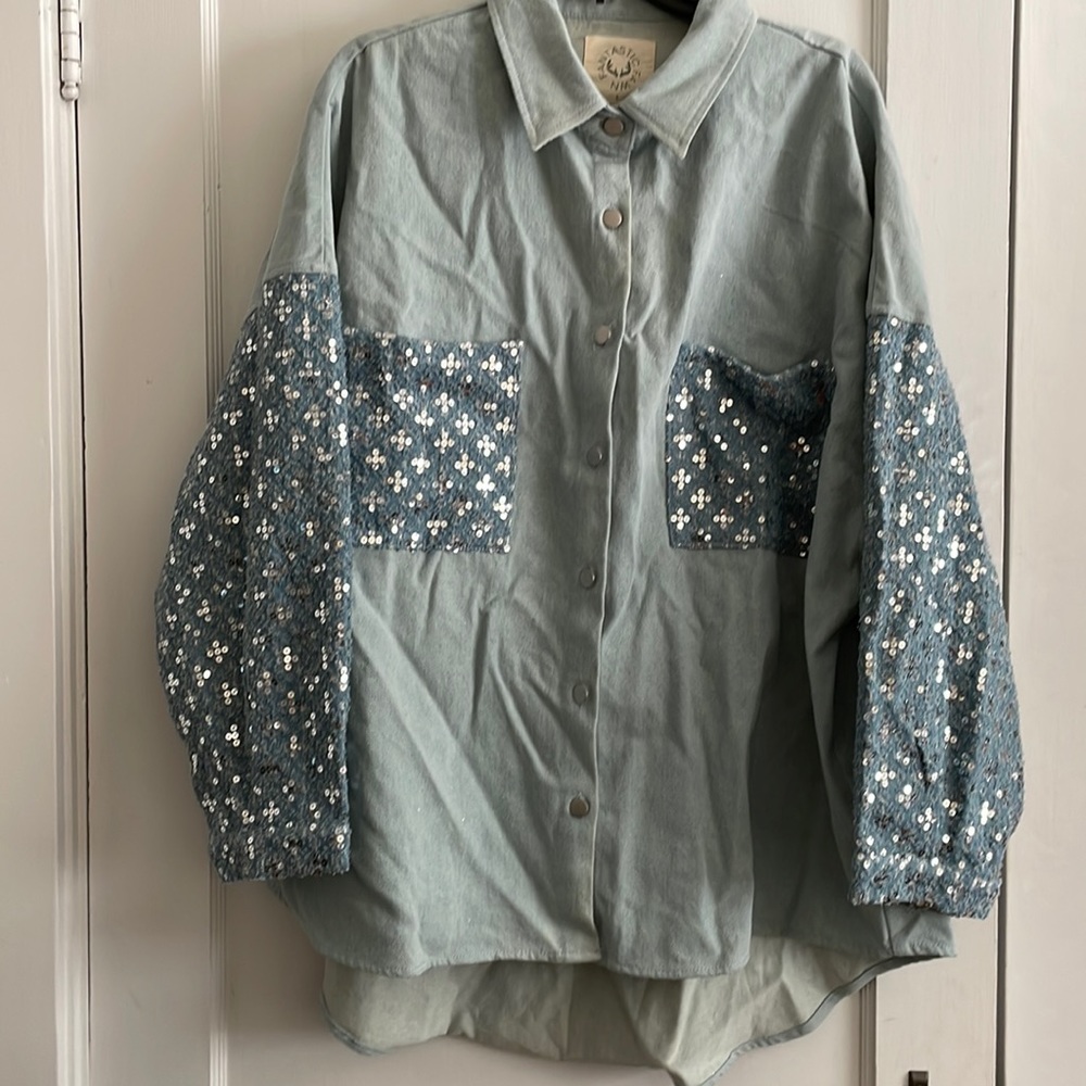 Denim Shacket Sparkles on Sleeves and Pockets Size Large but could fit an XL